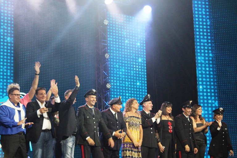 Tutti sul palco per l'applauso finale. <span>Foto Gianluca Battista</span>