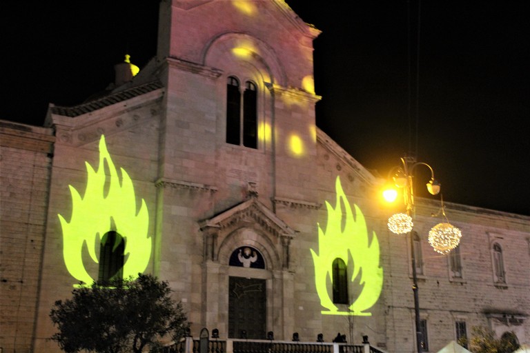Fuochi proiettati sulla facciata di San Domenico. <span>Foto Gianluca Battista</span>