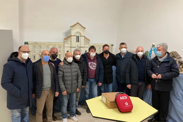 Aiap dona un defibrillatore