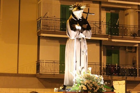 San Francesco in processione. <span>Foto Pino Picciotti</span>