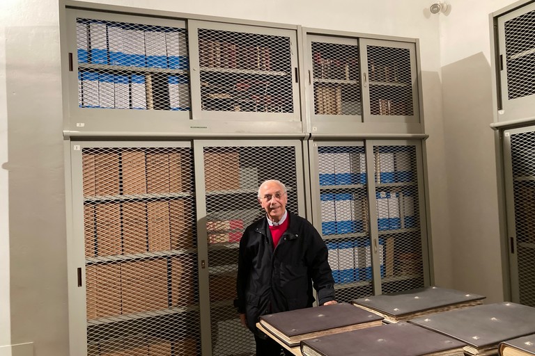 Michele Bonserio nell'Archivio del Capitolo Cattedrale. <span>Foto Marzia Morva</span>