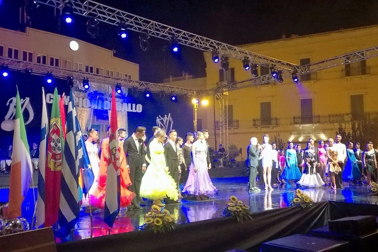 Garrison ed i ballerini sul palco. <span>Foto Marzia Morva</span>