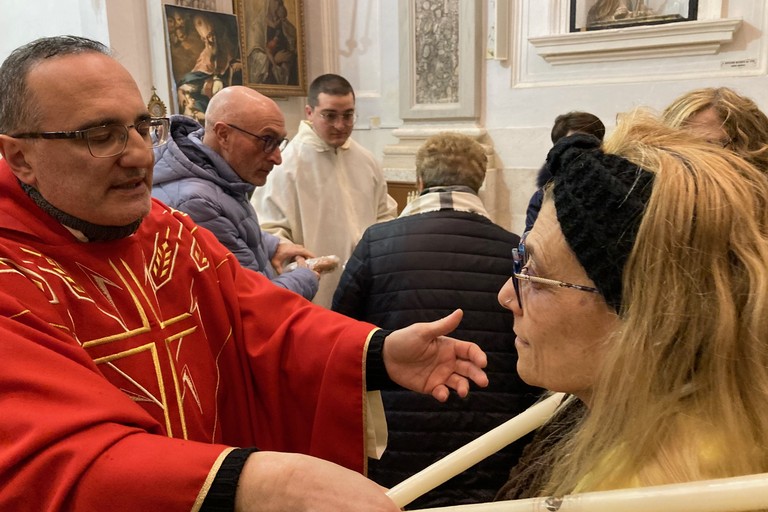 Benedizione della gola - San Biagio. <span>Foto Marzia Morva</span>