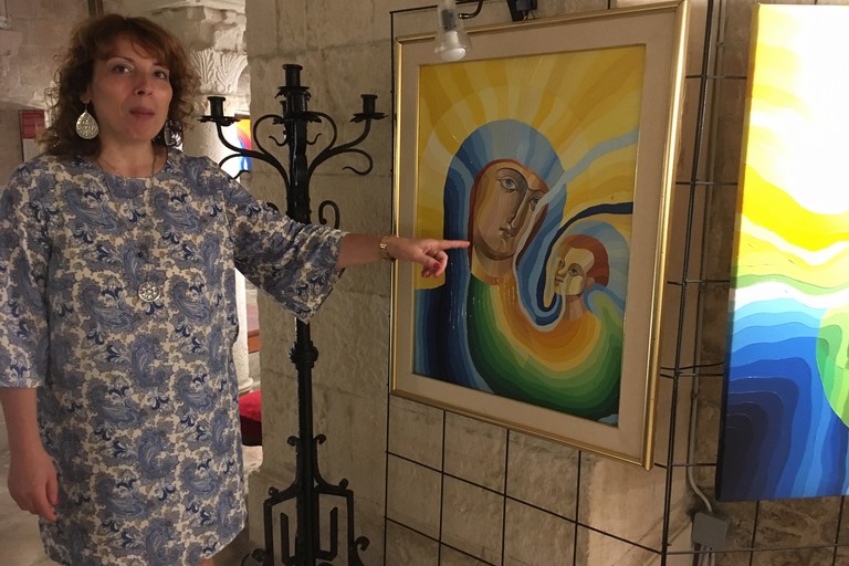 L'artista con una sua opera. <span>Foto Marzia Morva</span>
