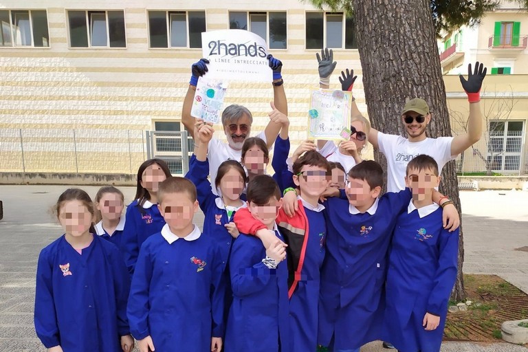2hands con le scolaresche