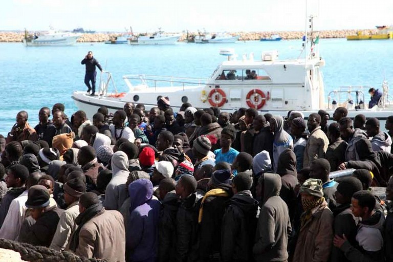 Immigrati sulla banchina