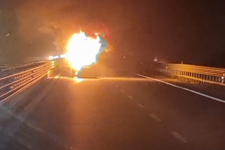 L'Audi A6 in fiamme sulla strada statale 16 bis