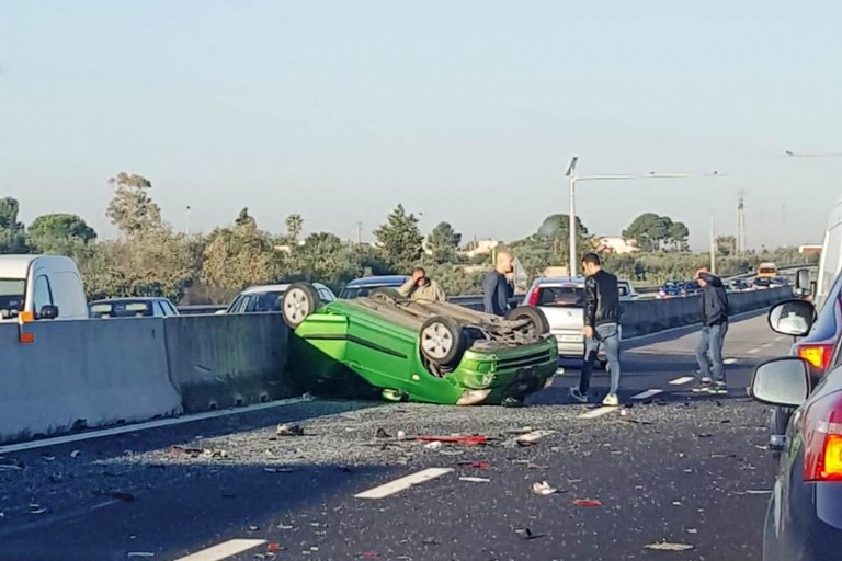 L'auto ribaltata