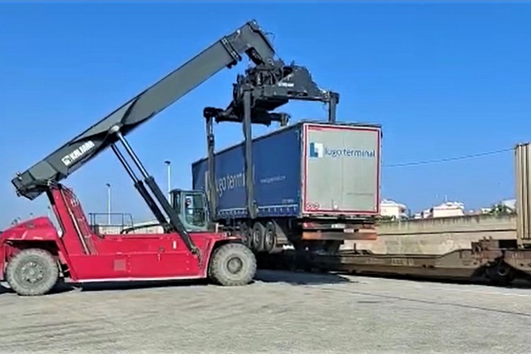 Caricamento Tir al Lugo Terminal