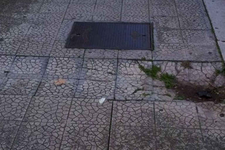 Marciapiedi sconnessi in via Firenze