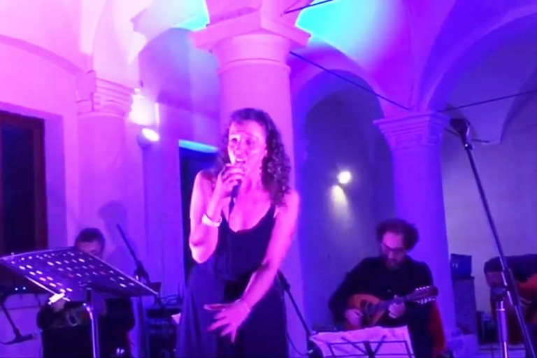 Mariangela Di Capua accompagnata dai mandolini