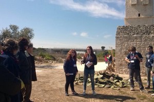Giovani guide presso Torre delle Pietre Rosse