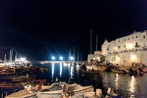 Cala Porto con l'illuminazione artificiale