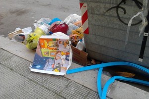 I rifiuti tra via Lupis e III Taversa Toselli. <span>Foto Gianluca Battista</span>