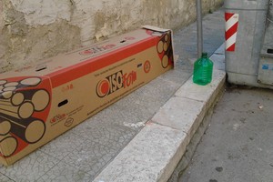 Un cartone lungo un paio di metri abbandonato all'angolo. <span>Foto Gianluca Battista</span>