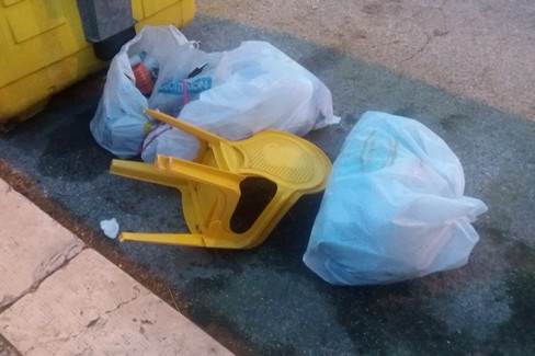 La sediolina dell'inciviltà. <span>Foto Gianluca Battista</span>