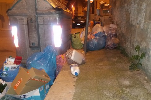 Spazzatura ad impedire il passaggio. <span>Foto Gianluca Battista</span>