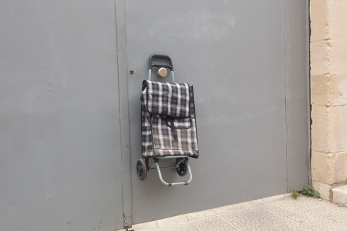 Trasportino per la spesa in via Marconi. <span>Foto Gianluca Battista</span>