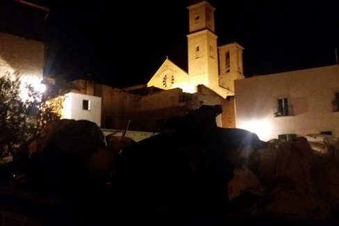 Rifiuti in piazza Meschino. <span>Foto Gianluca Battista</span>