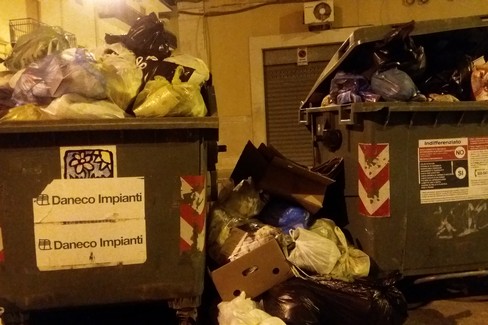 Rifiuti in via Gioia. <span>Foto Gianluca Battista</span>
