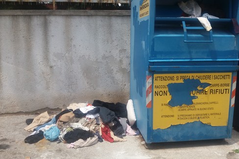 Vestiti gettati a terra davanti al vecchio palasport. <span>Foto Gianluca Battista</span>