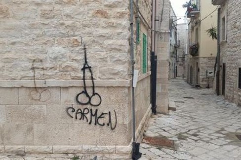 Scritte e disegni ingiuriosi nel centro storico