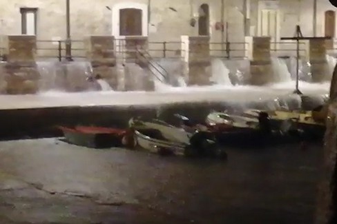 Piogge battenti, l'acqua invade Ponente e cala Porto