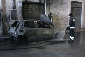 L'auto incendiata in via Devenuto