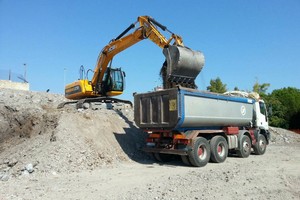 Le ruspe ed i camion in azione nelle ex AFP. <span>Foto Filippo Bonvino</span>