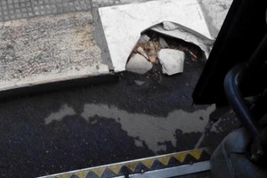 Il marciapiede rotto in via Bari