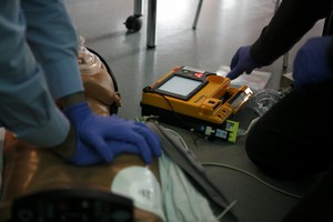 Un defibrillatore in azione