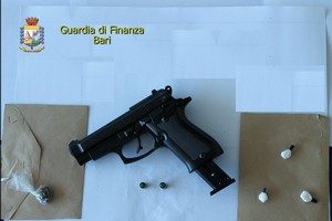 La pistola e gli stupefacenti sequestrati