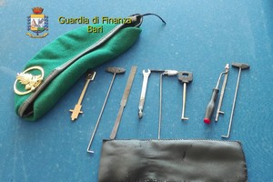 Gli arnesi da scasso sequestrati