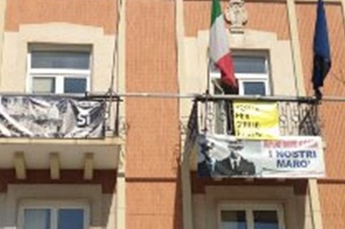 Gli striscioni 'NoTriv' e 'Verità per Giulio Regeni'