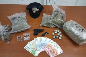 La droga e la pistola sequestrate dai Carabinieri