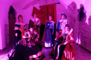 Scatto d'epoca tra i vicoli del borgo antico. <span>Foto Giuseppe Serrone</span>