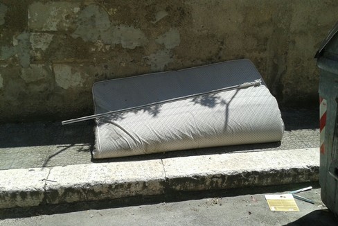 Il materasso abbandonato
