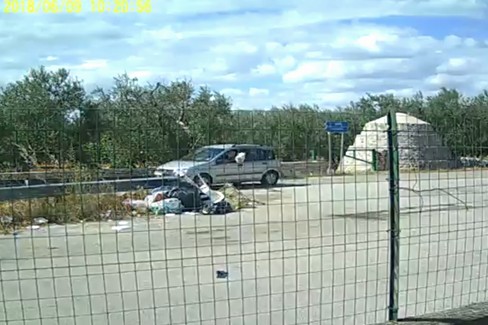 Beccato da foto trappola un ‘lanciatore’ di sacchetti di rifiuti