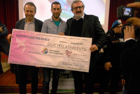 L'assegno donato alle due Associazioni Onlus. <span>Foto Gianluca Battista</span>