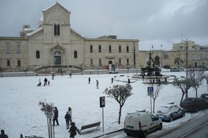 La piazza di Giovinazzo imbiancata