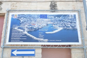 Il cartellone affisso a Levante