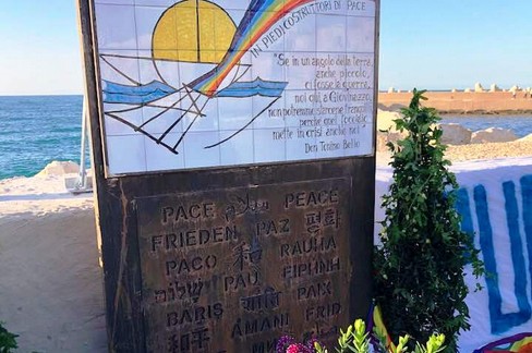 La stele dedicata a don Tonino Bello