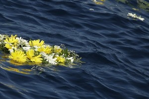 Fiori dopo il naufragio nel Canale di Sicilia