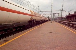 Un treno con merci infiammabili