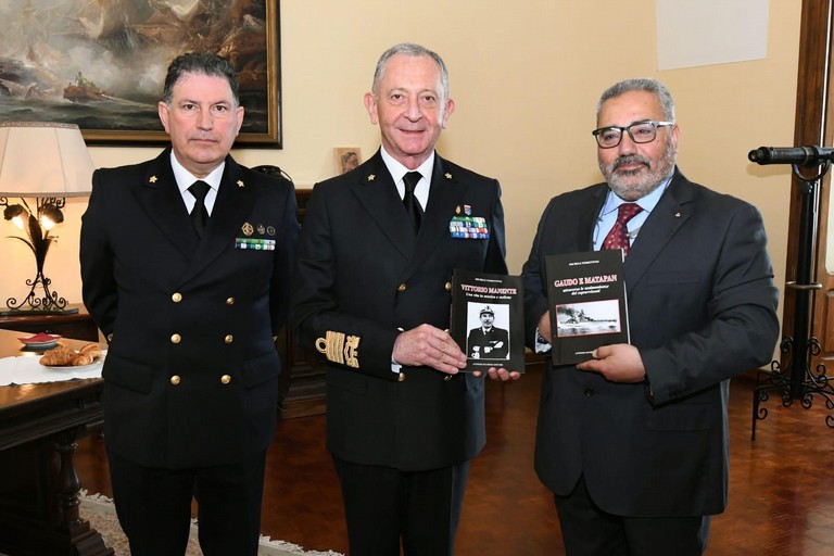 Michele Fiorentino (a dx) posa col suo libro