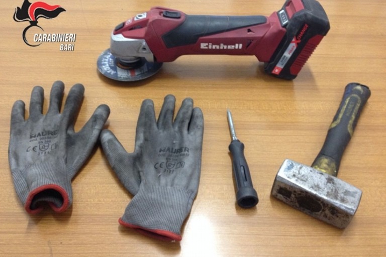 Gli arnesi da scasso recuperati dai Carabinieri