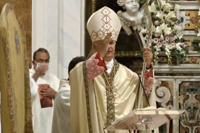 Mons. Cornacchia benedice i fedeli
