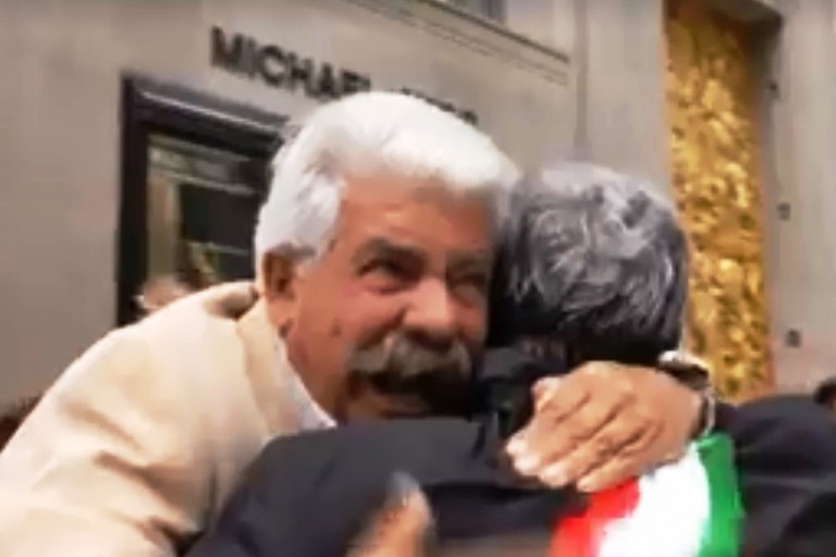 Nick Prudente abbraccia Michele Emiliano. <span>Foto Patrimonio Italiano TV</span>