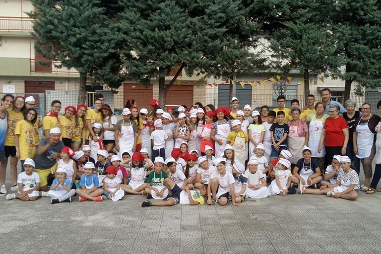 Foto di gruppo nell'oratorio dell'Immacolata. <span>Foto Sagra del Panino della Nonna</span>