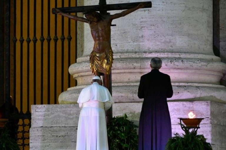Papa Francesco in preghiera